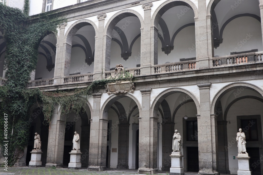 Napoli – Portici del Chiostro del Salvatore