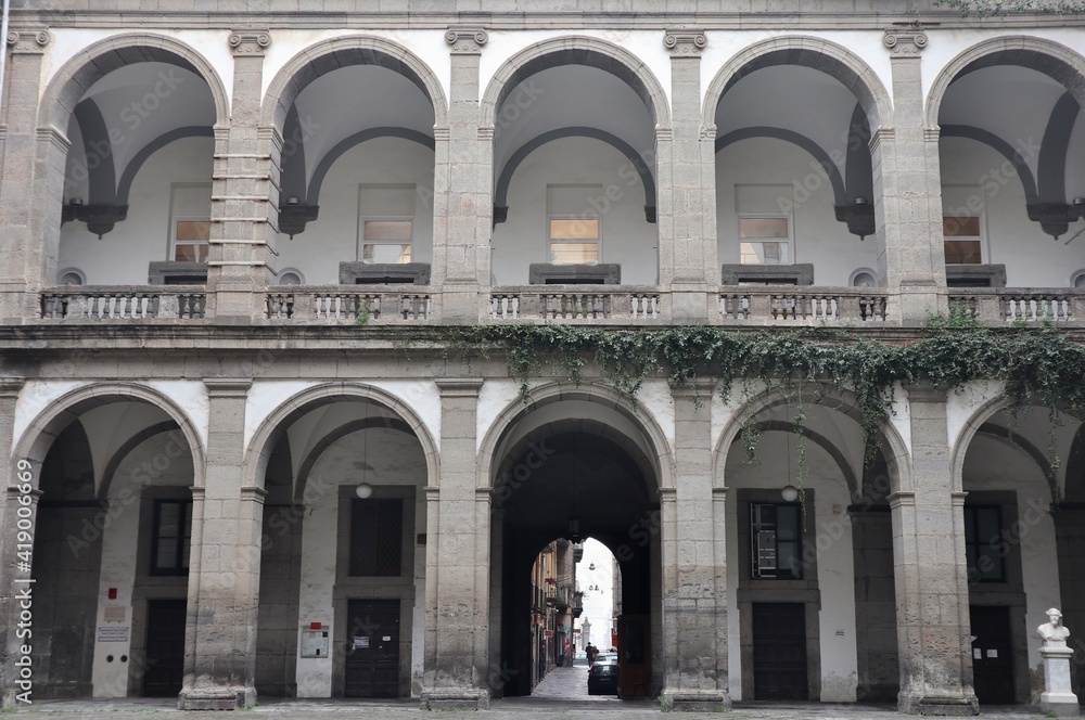 Napoli – Arcate del Chiostro del Salvatore