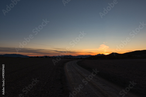 camino dirigido hacia el atardecer