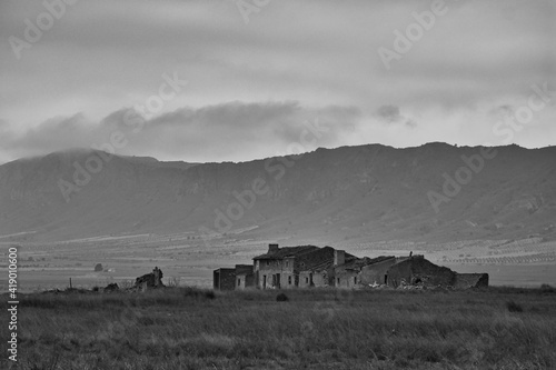 paisaje con caserio rural abandonado