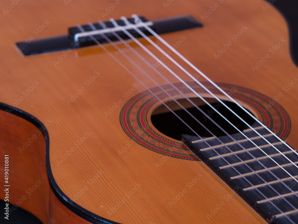 Obraz premium Nahaufnahme eines Gitarren-Korpus in braun mit sechs Saiten