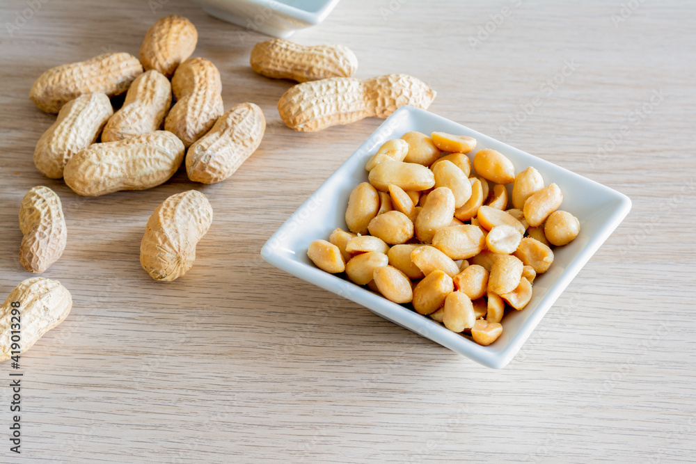 Arachides entières avec coques et cacahuètes décortiquées Stock Photo Adobe Stock Arachides entières avec coques et cacahuètes décortiquées Stock Photo Adobe Stock