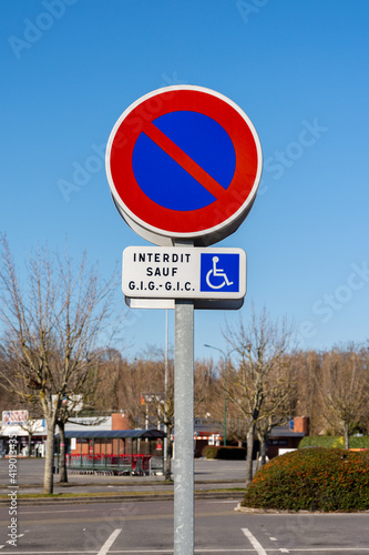 Panneau d'interdiction de stationner, sauf pour personnes handicapées