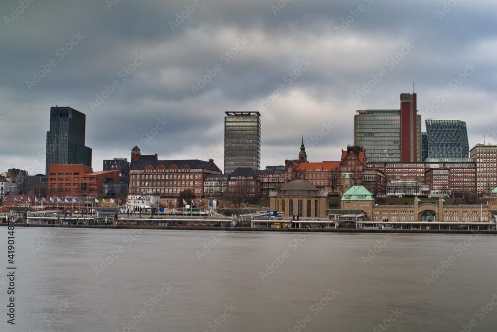 Naklejka premium Langzeitbelichtung Hamburg Landungsbrücken 2