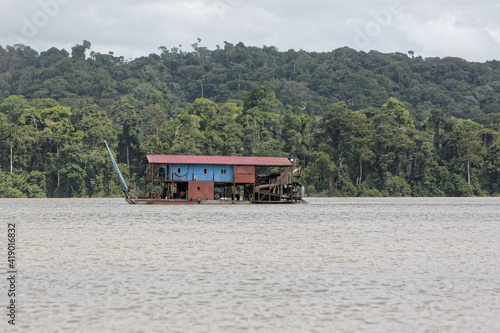 Barge d'orpaillage sur la berge Surinam du fleuve Maroni.