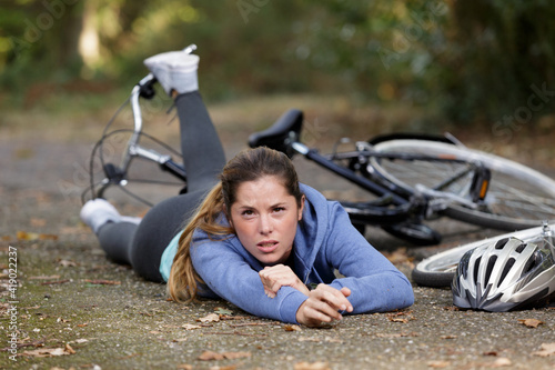 woman fell off a bicycle