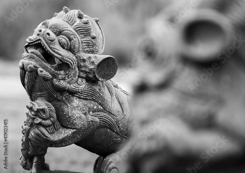 Fotografie Foo Dog Gaurdian Lion Statue in a Cemetery Black and White