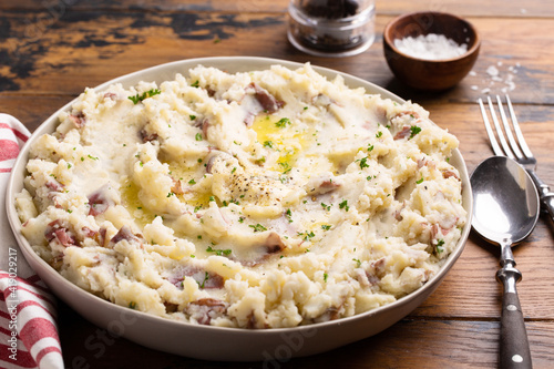 Canvas-taulu Traditional southern garlic mashed potatoes made with red potatoes skin on