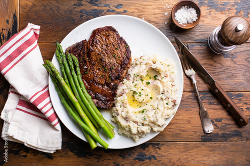 Konstfotografi Traditional steak and mashed potatoes with blanched asparagus