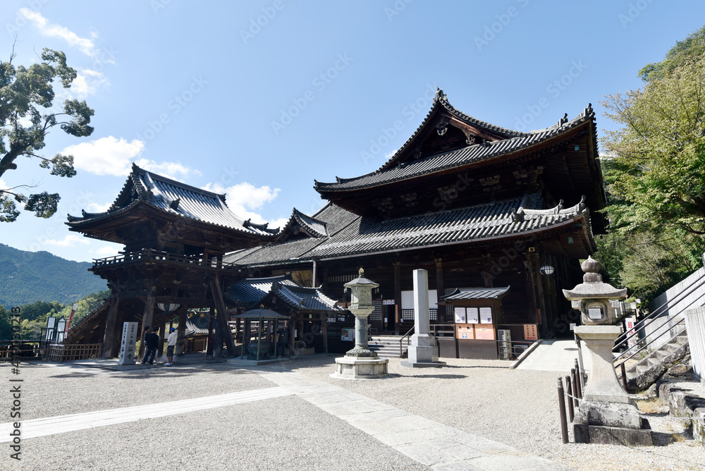 長谷寺 本堂と鐘楼 奈良県桜井市 長谷寺 本堂と鐘楼 奈良県桜井市