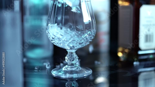 Eiswürfel werden in das Glas gegeben. 4k 120 FPS 10 Bit 4:2:2 photo