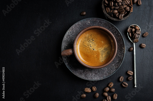 Fotografia Fresh made coffee served in cup on dark