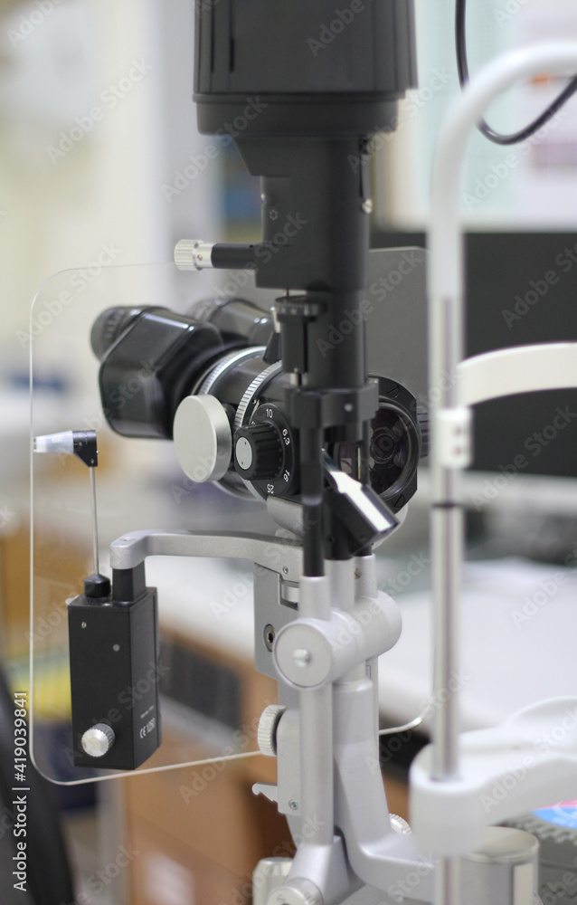 The close-up slit lamp instrument for examining the eyes in a special way has a barrier between the patient and the examiner. The close-up slit lamp instrument for examining the eyes in a special way has a barrier between the patient and the examiner.