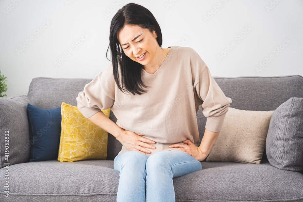 腹痛に悩む日本人女性 腹痛に悩む日本人女性
