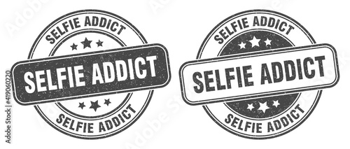 selfie addict stamp. selfie addict label. round grunge sign