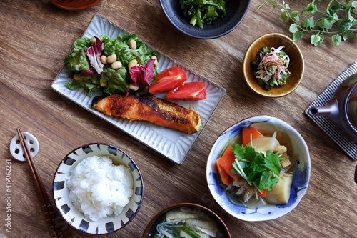 鮭の西京焼きメインの和食