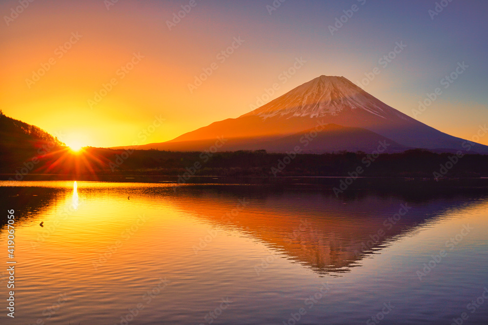 精進湖と富士山の日の出風景