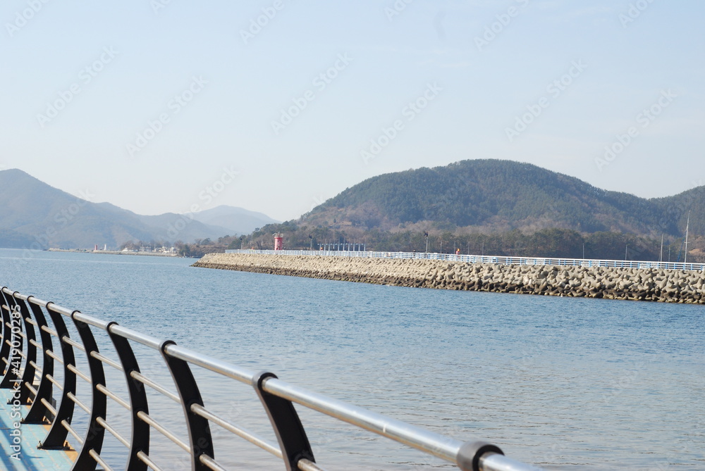 Obraz premium 한적한 항구의 오후