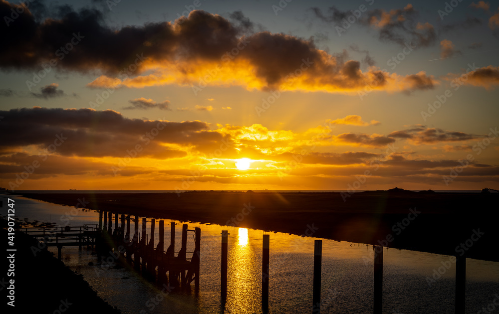Obraz premium Friedrichskoog Rugenort Blick auf den alten Hafen Fluss bis zur Nordsee Sonnenuntergang, Schleswig Holstein, Deutschland