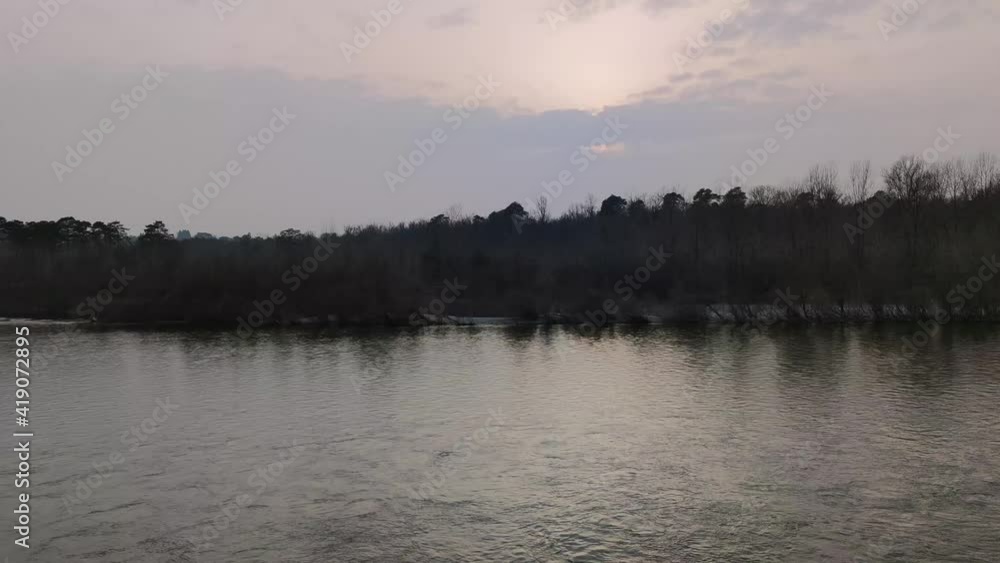 Timelapse al fiume all'orario del tramonto Timelapse al fiume all'orario del tramonto