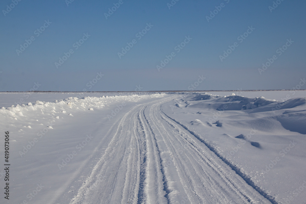 Ice road - travel north. Winter road is a winter road in the north.
