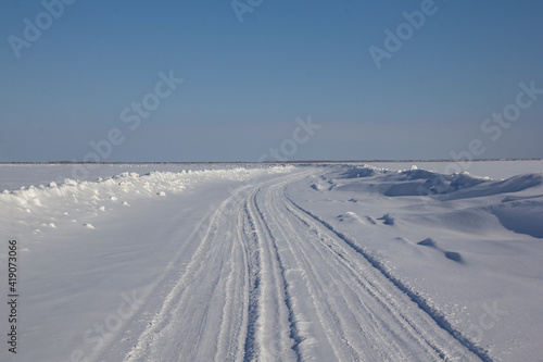 Ice road - travel north. Winter road is a winter road in the north. 