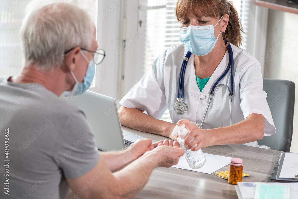 Obraz premium Medical consultation during coronavirus outbreak