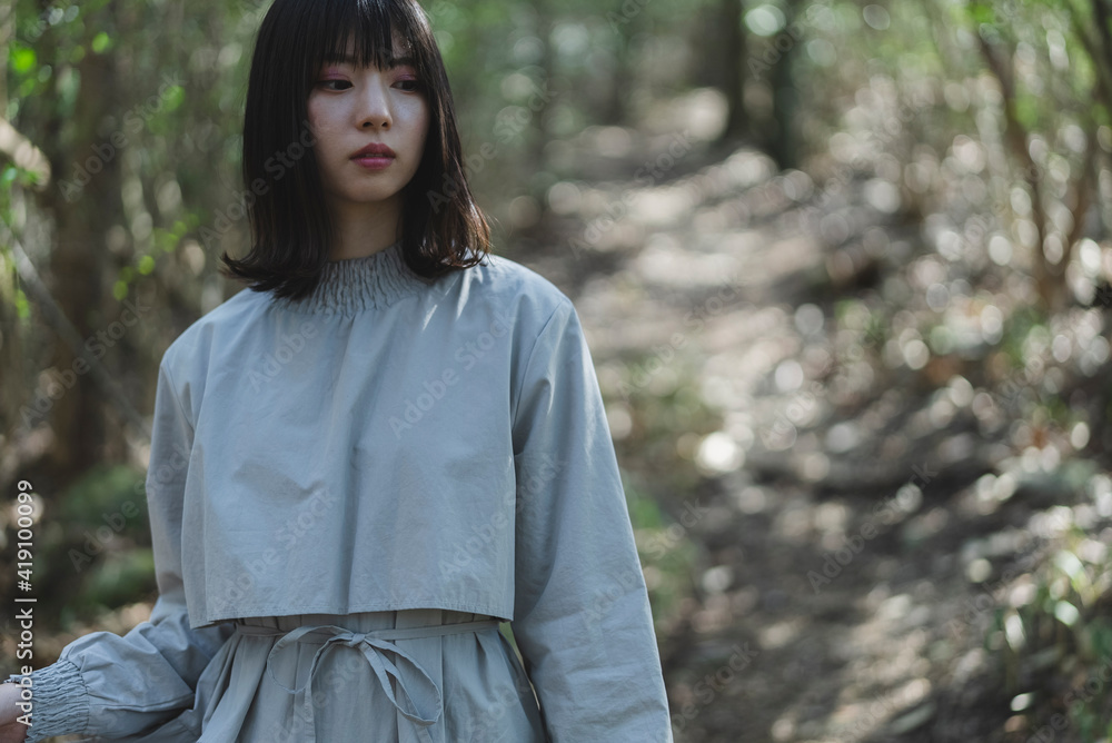 自然の中を散策する女性