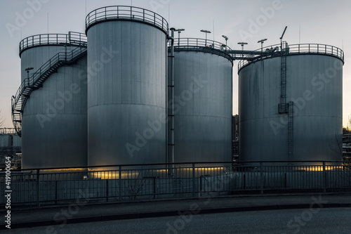 Metallsilos am Abend