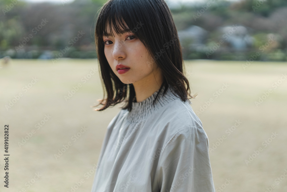 休日に散策する女性 休日に散策する女性