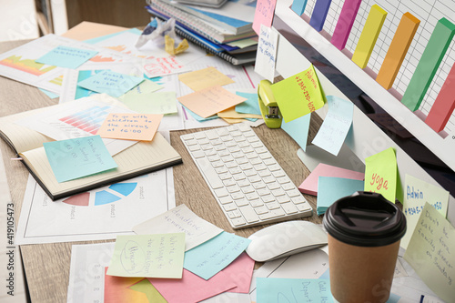 Canvas-taulu Computer, notes and office stationery in mess on desk