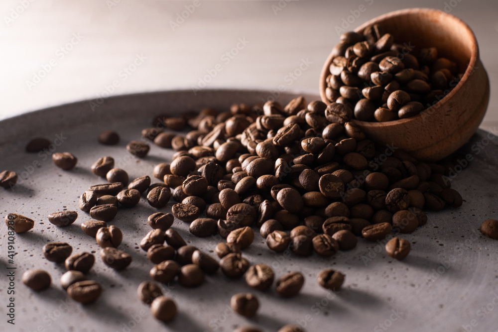 Fototapeta premium Coffee beans in a wooden cup