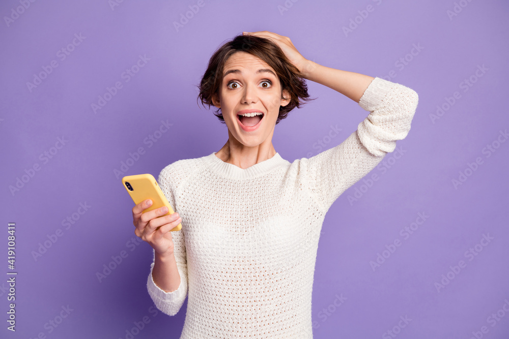 Obraz premium Photo portrait of girl with bob hair amazed touching head browsing internet isolated on pastel purple color background
