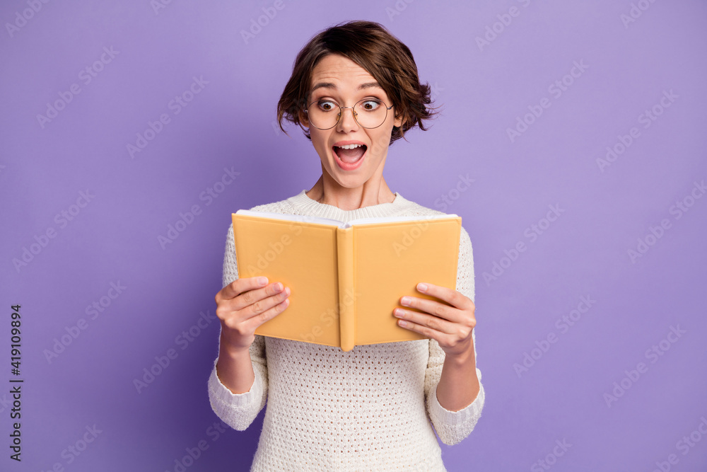 Photo portrait of amazed woman bob hair preparing for exam opened mouth isolated on pastel violet color background