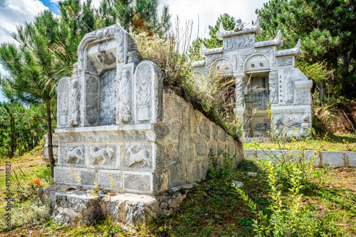Fotografia Beautiful Tibetan Buddhist tombstone in a cemetery Shangri-La Yunnan China
