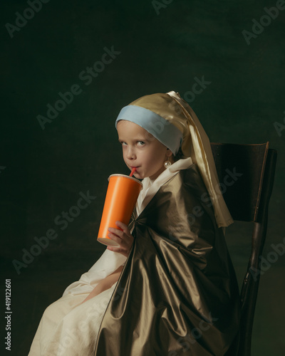 Εκτύπωση καμβά Listening to music with headphones, drinking cocktail