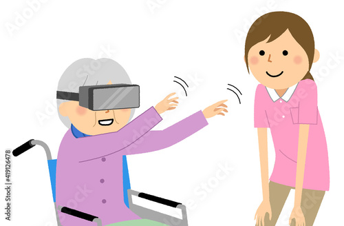 VRを楽しむ高齢女性