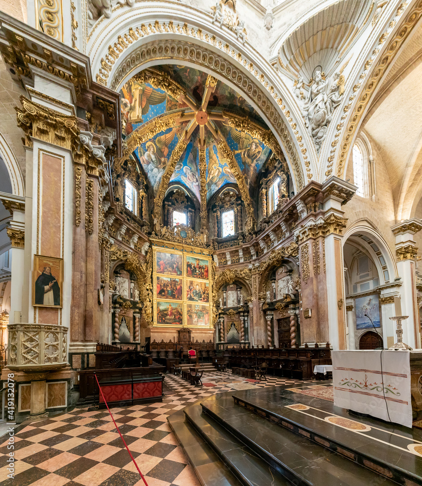 Fototapeta premium interior view of the cathedral in Valencia showing the altar and nave