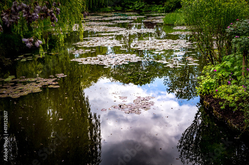 Canvas Print Pond, trees, and waterlilies in a french garden