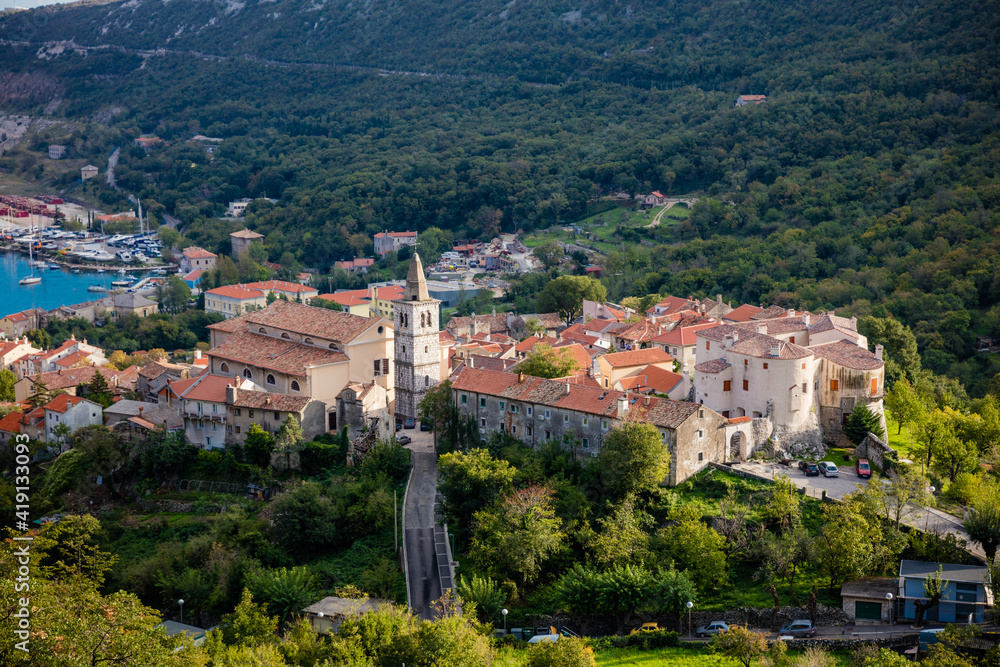 Kleines, kroatisches Dorf auf einem Hügel