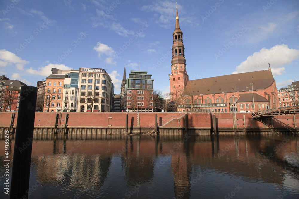 Hamburg; Zollkanal mit St.-Katharinen-Kirche
