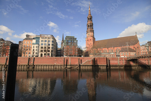 Hamburg  Zollkanal mit St.-Katharinen-Kirche