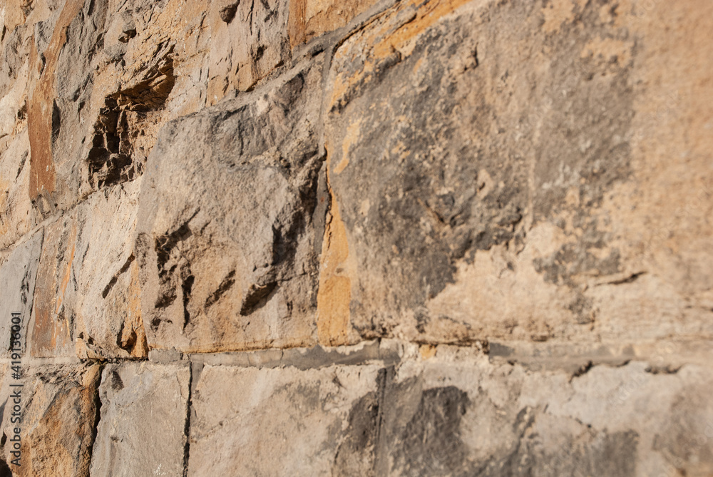 gelbe Sandstein-Mauer mit grobem Fels, Details