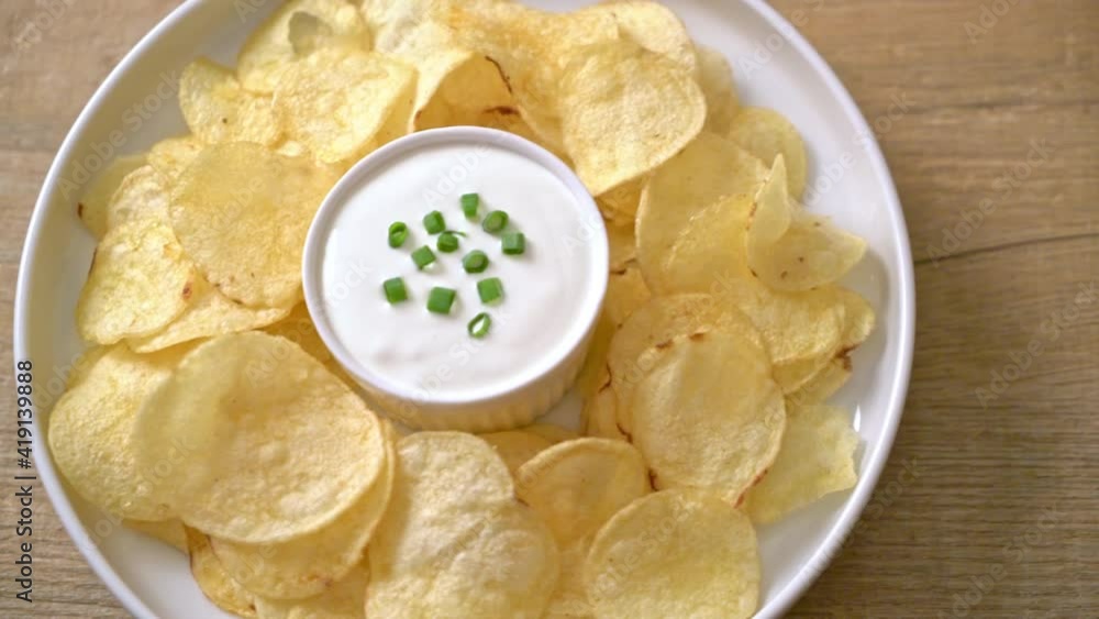 potato chips with sour cream dipping sauce potato chips with sour cream dipping sauce