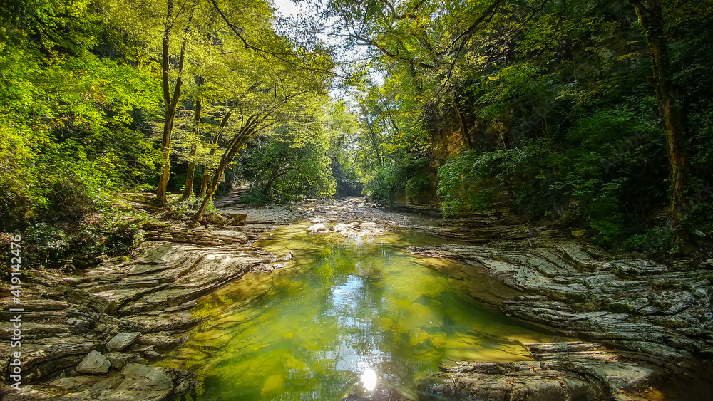 Obraz premium Wild rainforest landscape with sharp rocks and flowing river
