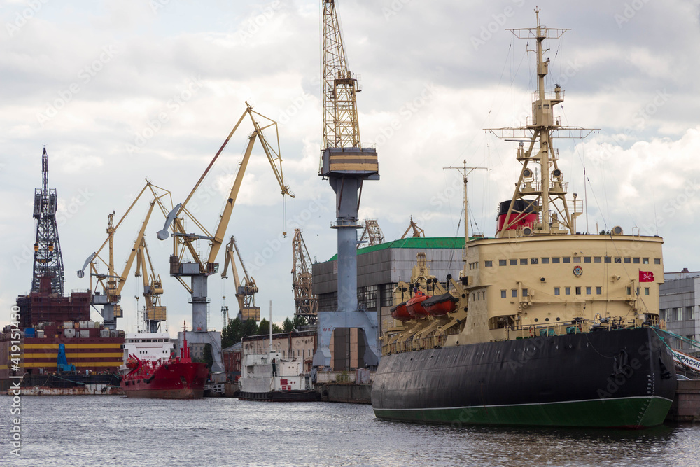 Fototapeta premium big ships are in port