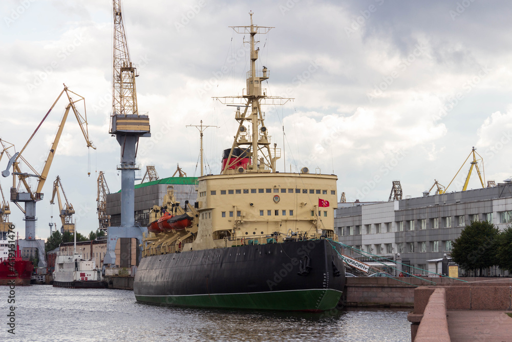 Fototapeta premium big ships are in port