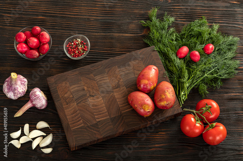 Obraz na płótnie Fresh vegetables, herbs and spices on a cutting board w salonie