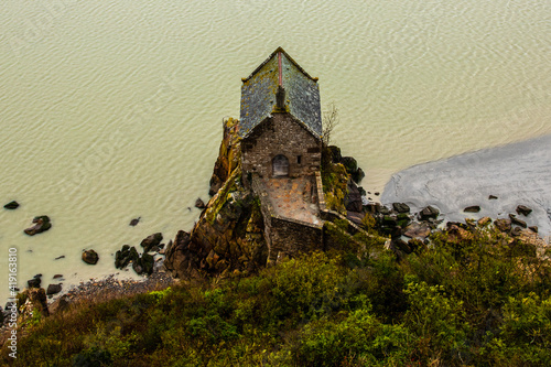 Canvas-taulu Old chapel in Mont Saint Michel bay