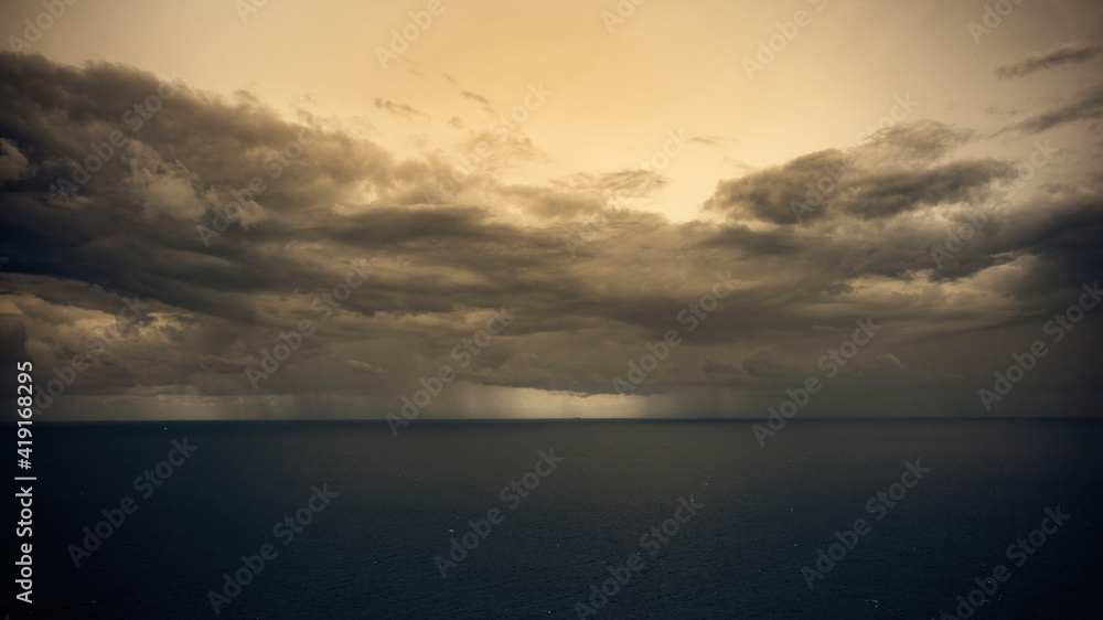 Regenschauer auf dem Meer. Regenschauer auf dem Meer.
